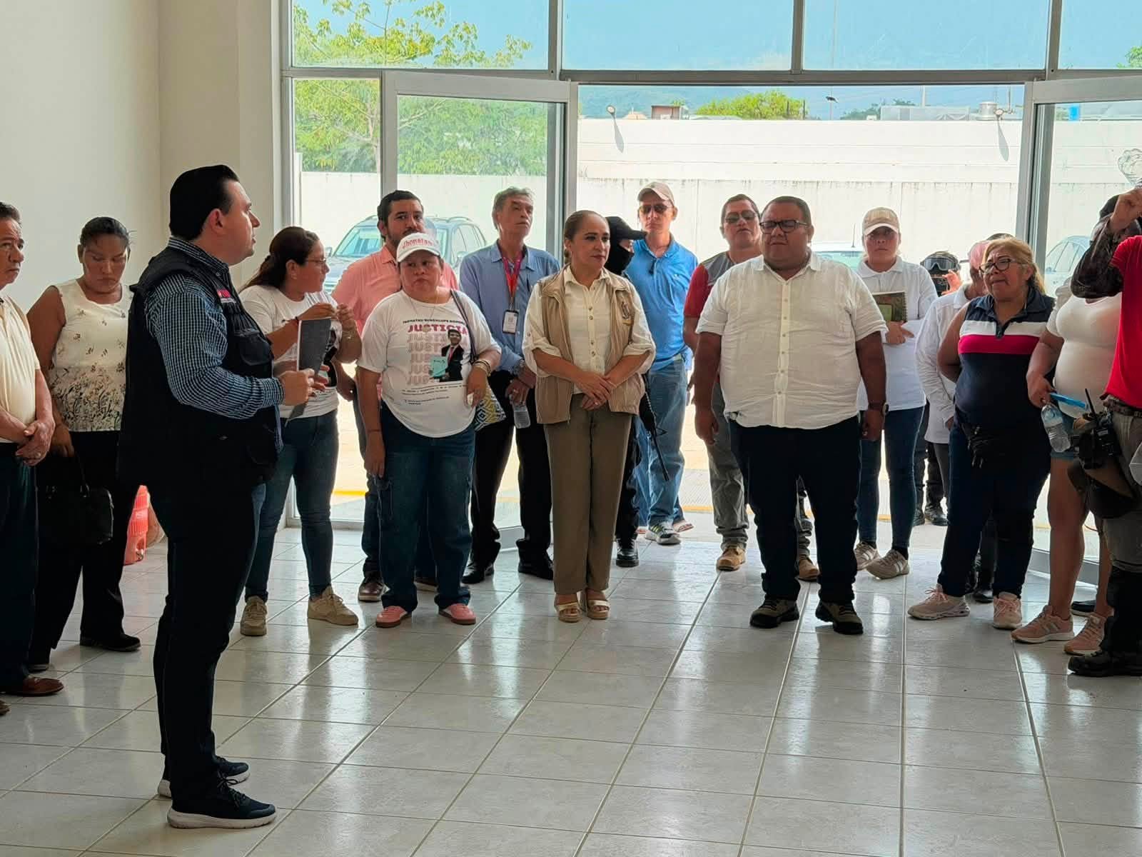 📍La presidenta de la CDHEG, Cecilia Narciso Gaytán, en compañía de la delegación Regional de Acapulco en la visita de supervisión al Centro Estatal de Resguardo Temporal e Identificación Humana, coordinada por el subsecretario de Desarrollo Político y Social, Francisco Rodríguez Cisneros, y con la participación de colectivos de familiares de personas desaparecidas.