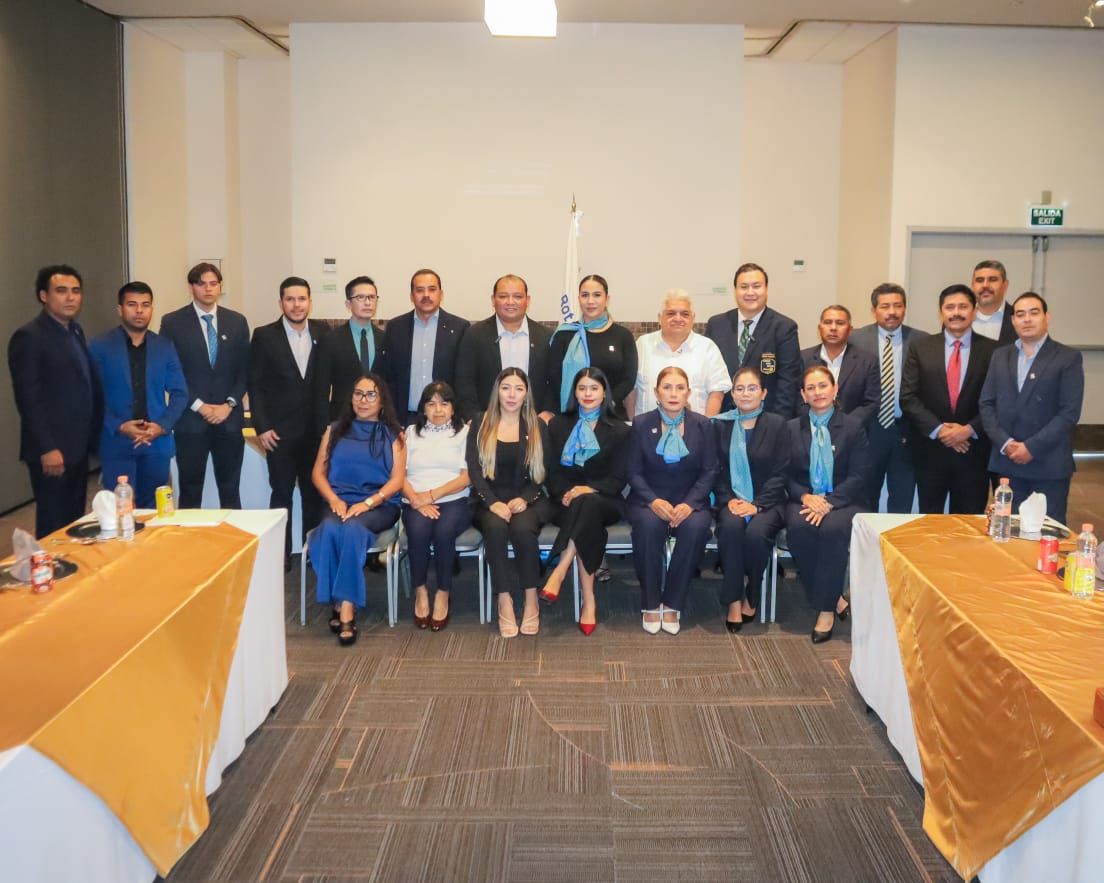 El Mtro. Fernando Esteban Ramírez y el Mtro. Román Jaimez, Segundo y Tercer Visitador General de la Comisión de los Derechos Humanos del Estado de Guerrero, respectivamente, participaron en la Sesión Ordinaria del Club Rotario Congreso de Chilpancingo, asistiendo el primero en representación de la Mtra. Cecilia Narciso Gaytán, Presidenta de este Organismo.
