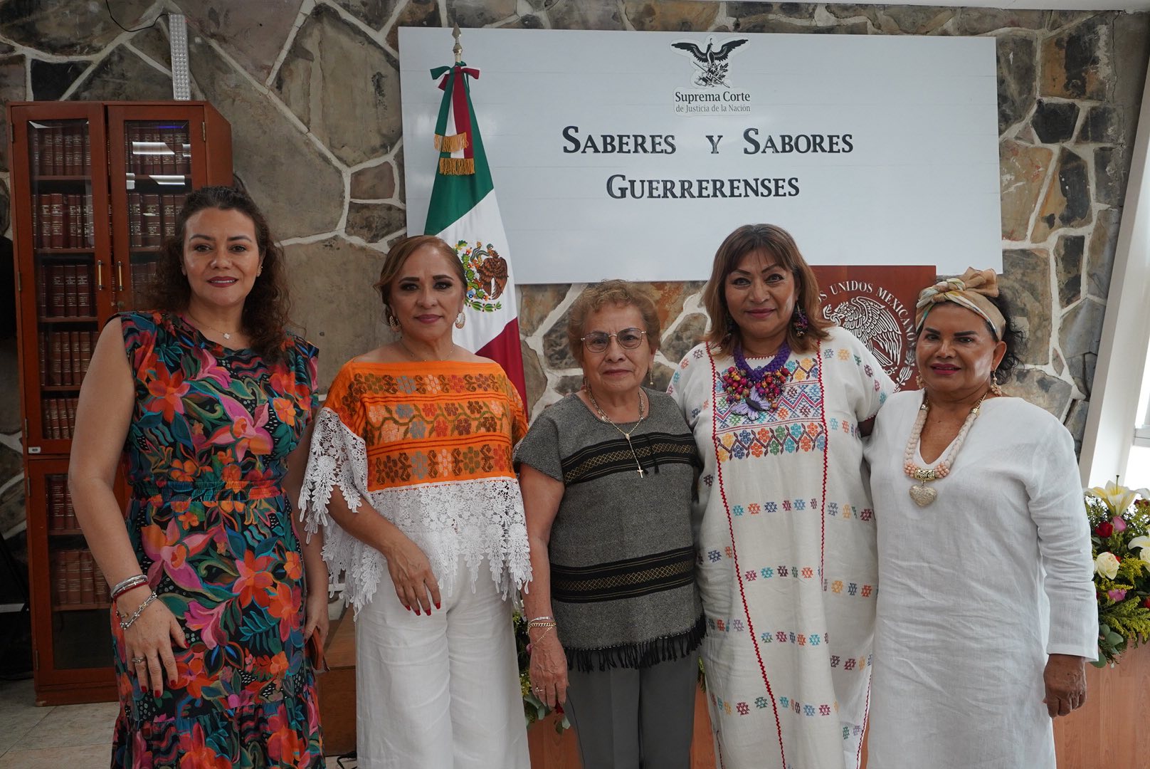 En el Día Internacional de la Lengua Materna, artesanas guerrerenses fueron las protagonistas del evento “Saberes y Sabores Guerrerenses”, realizado en las instalaciones de la Casa de los Saberes Jurídicos, en Acapulco, espacio de la Suprema Corte de Justicia de la Nación (SCJN).