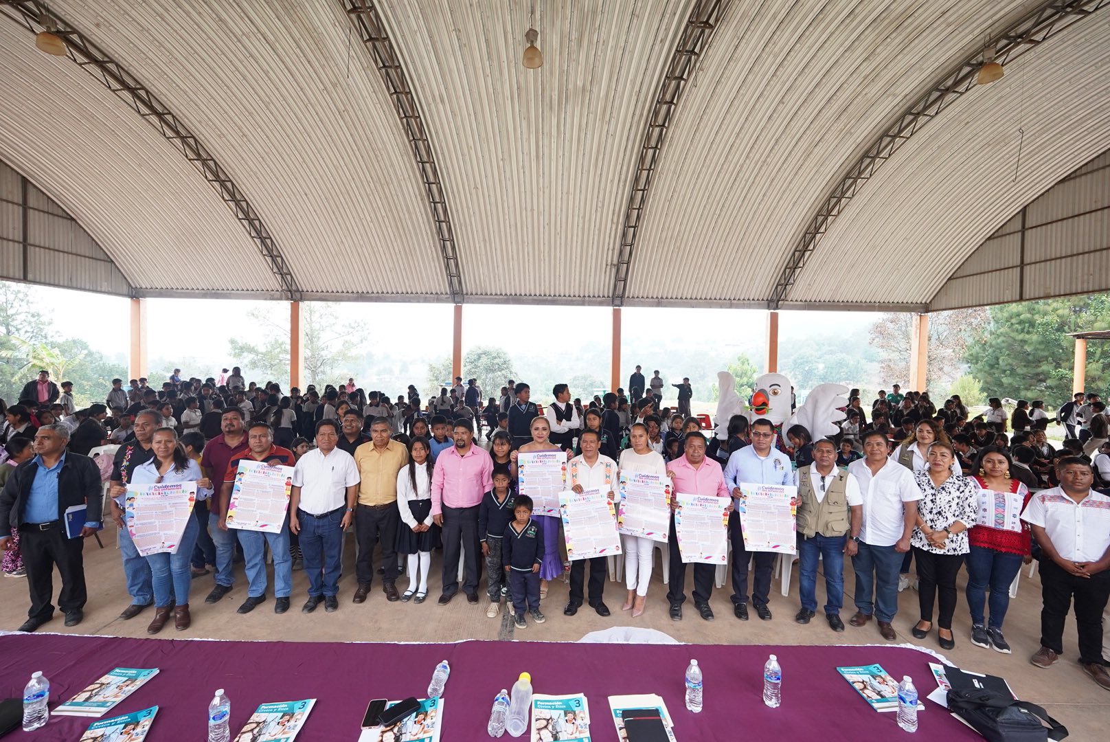 🌿👧👦🏽 #CuidemosLasInfancias | Derechos en lengua materna
En el marco de la estrategia #CuidemosLasInfancias, la Comisión de los Derechos Humanos del Estado de Guerrero (CDHEG) llevó a cabo la presentación del Decálogo de los Derechos de las Niñas y los Niños en lengua Tu’un Savi, en los municipios de Cochoapa el Grande y Metlatónoc, en coordinación con la Secretaría para el Desarrollo de los Pueblos Indígenas (SEDEPIA).