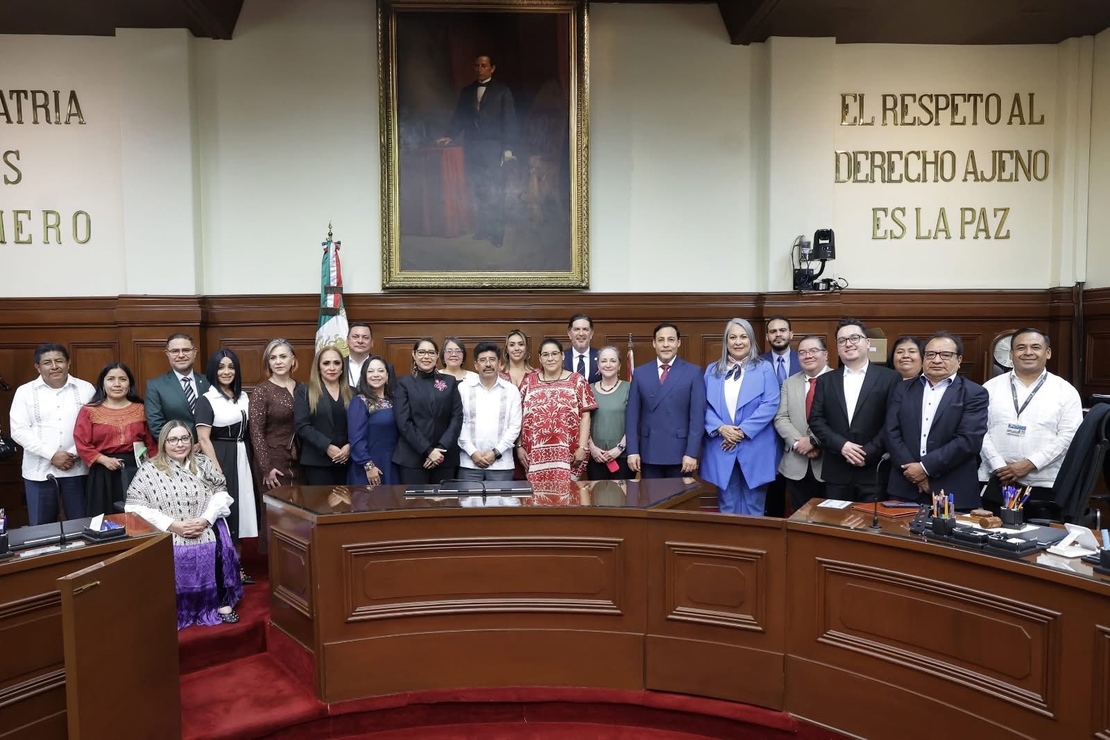 CDHEG EN LA SCJN | FIRMA DE CONVENIO FMOPDH 🤝
Con el objetivo de fortalecer la articulación institucional en favor de los derechos humanos y el pluralismo jurídico en México, la Mtra. Cecilia Narciso Gaytán, en su calidad de Vicepresidenta de la Zona Sur de la Federación Mexicana de Organismos Públicos de Derechos Humanos (FMOPDH) y Presidenta de la CDHEG, estuvo presente en la firma del Convenio Marco de Colaboración entre la Suprema Corte de Justicia de la Nación (SCJN), a cargo del el Ministro Presidente Hugo Aguilar, y la FMOPDH, presidida por la Mtra. Ligia Nicthé-Ha Rodríguez Mejía.