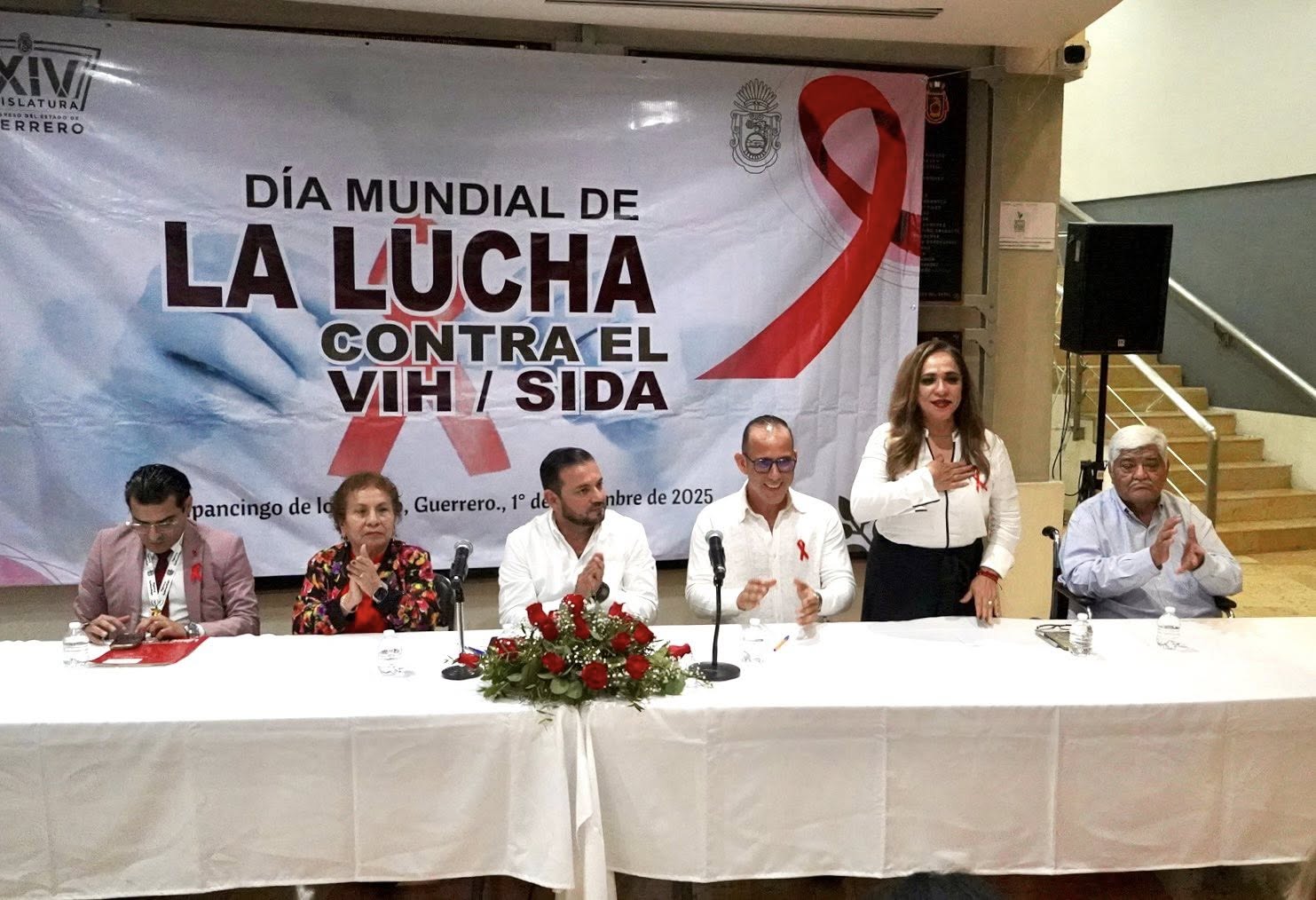 La Presidenta de la Comisión de los Derechos Humanos del Estado de Guerrero, Mtra. Cecilia Narciso Gaytán, participó en el evento conmemorativo del Día Mundial de la Lucha contra el VIH-SIDA, en donde fue iluminado el edificio legislativo para visibilizar y concientizar sobre la prevención y atención que contrarresten la estigmatización y discriminación. 